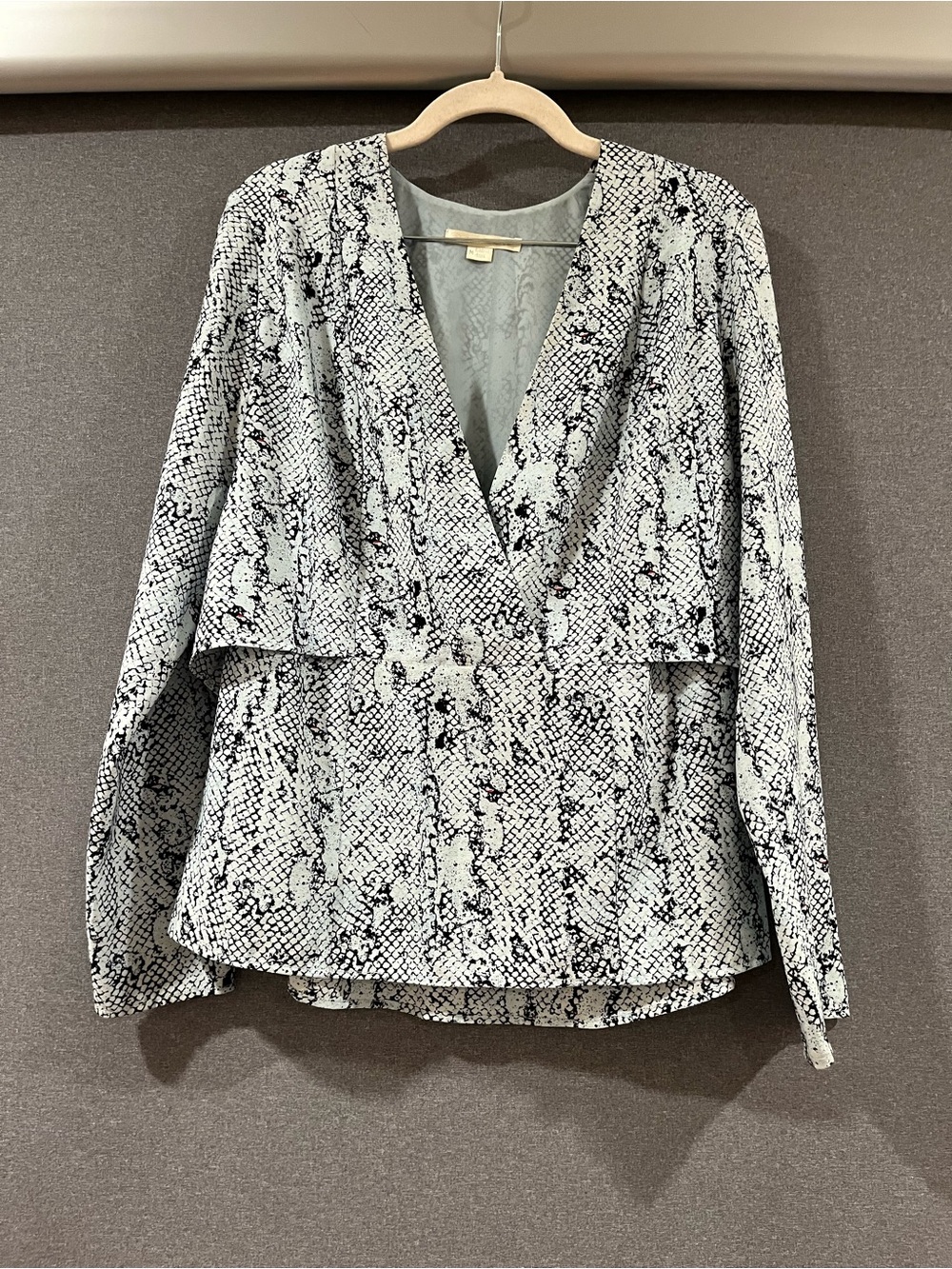 Cooper and Ella Womens Black & White Snake Print V-Neck Blouse
